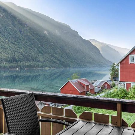Cabin Alongside The Beautiful Fjaerlandsfjord المظهر الخارجي الصورة