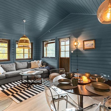 Cabin Alongside The Beautiful Fjaerlandsfjord المظهر الخارجي الصورة