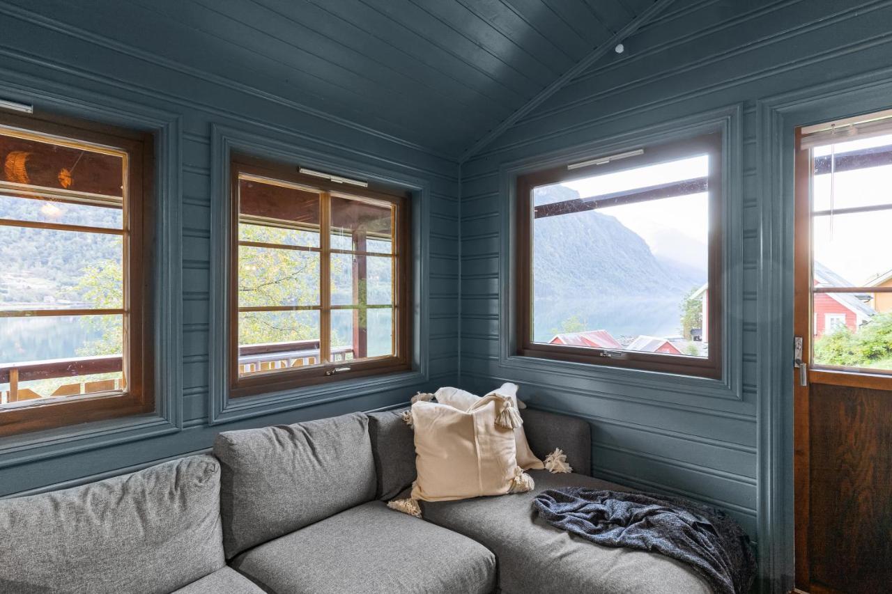 Cabin Alongside The Beautiful Fjaerlandsfjord المظهر الخارجي الصورة