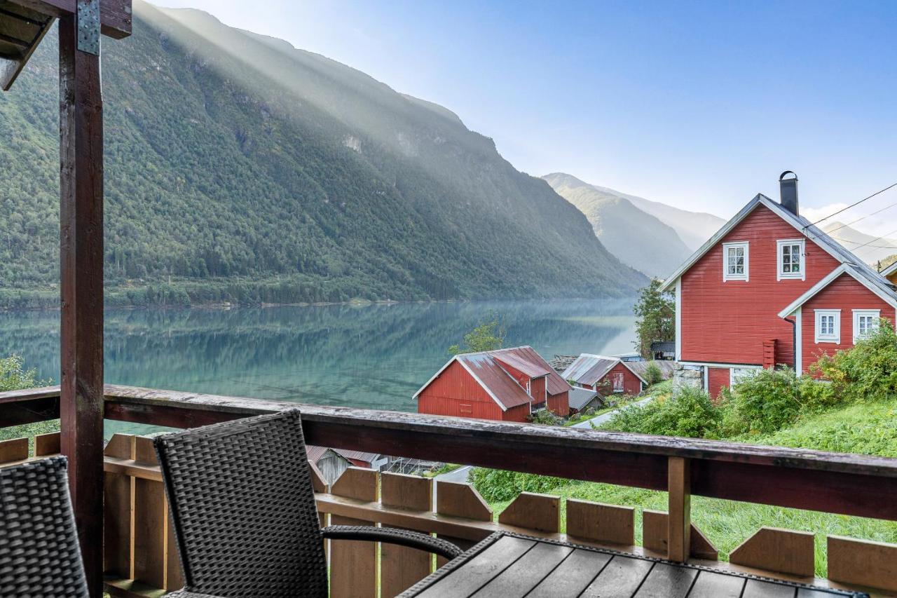 Cabin Alongside The Beautiful Fjaerlandsfjord المظهر الخارجي الصورة