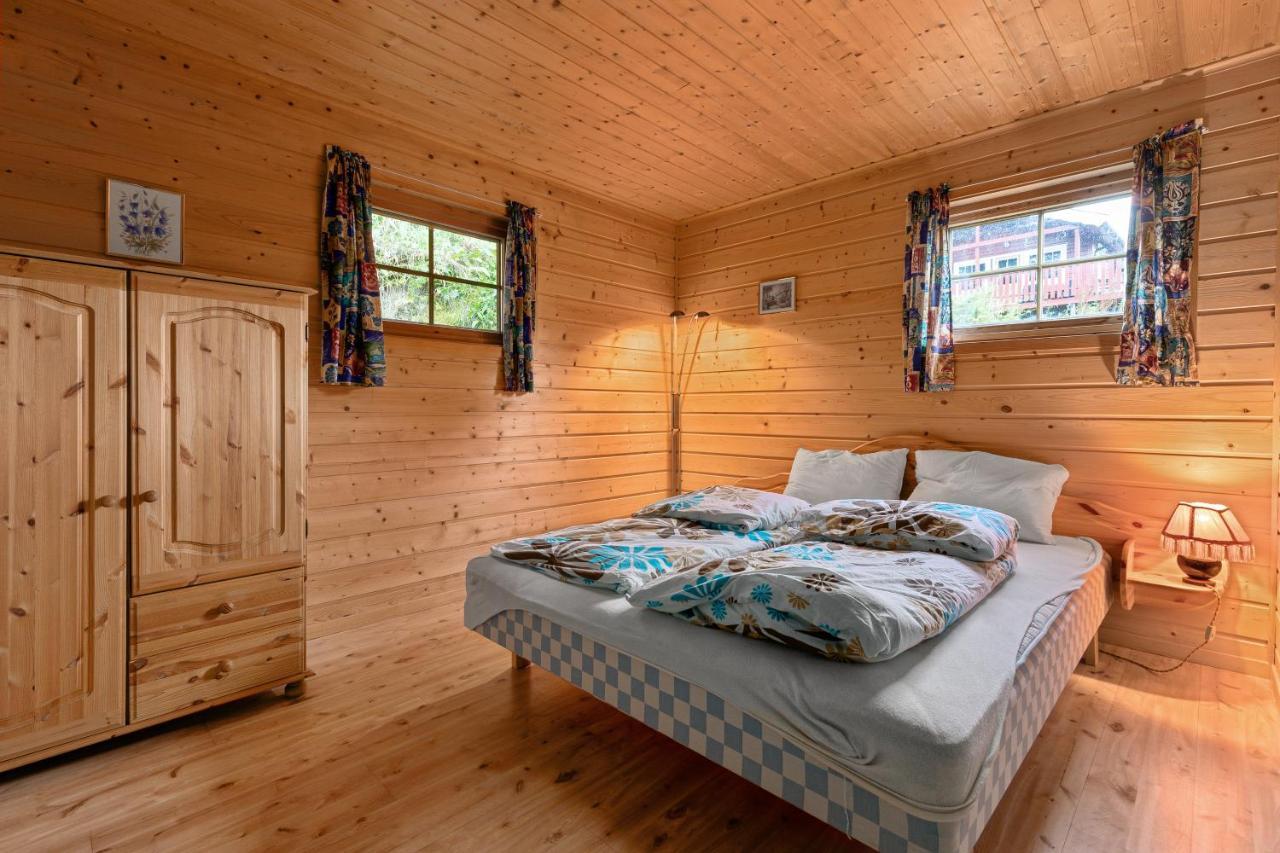 Cabin Alongside The Beautiful Fjaerlandsfjord المظهر الخارجي الصورة