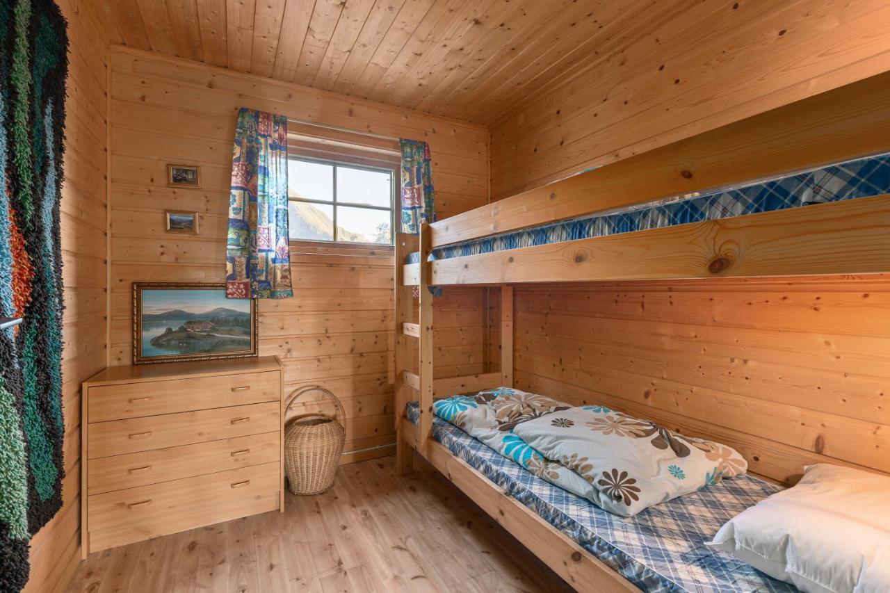 Cabin Alongside The Beautiful Fjaerlandsfjord المظهر الخارجي الصورة