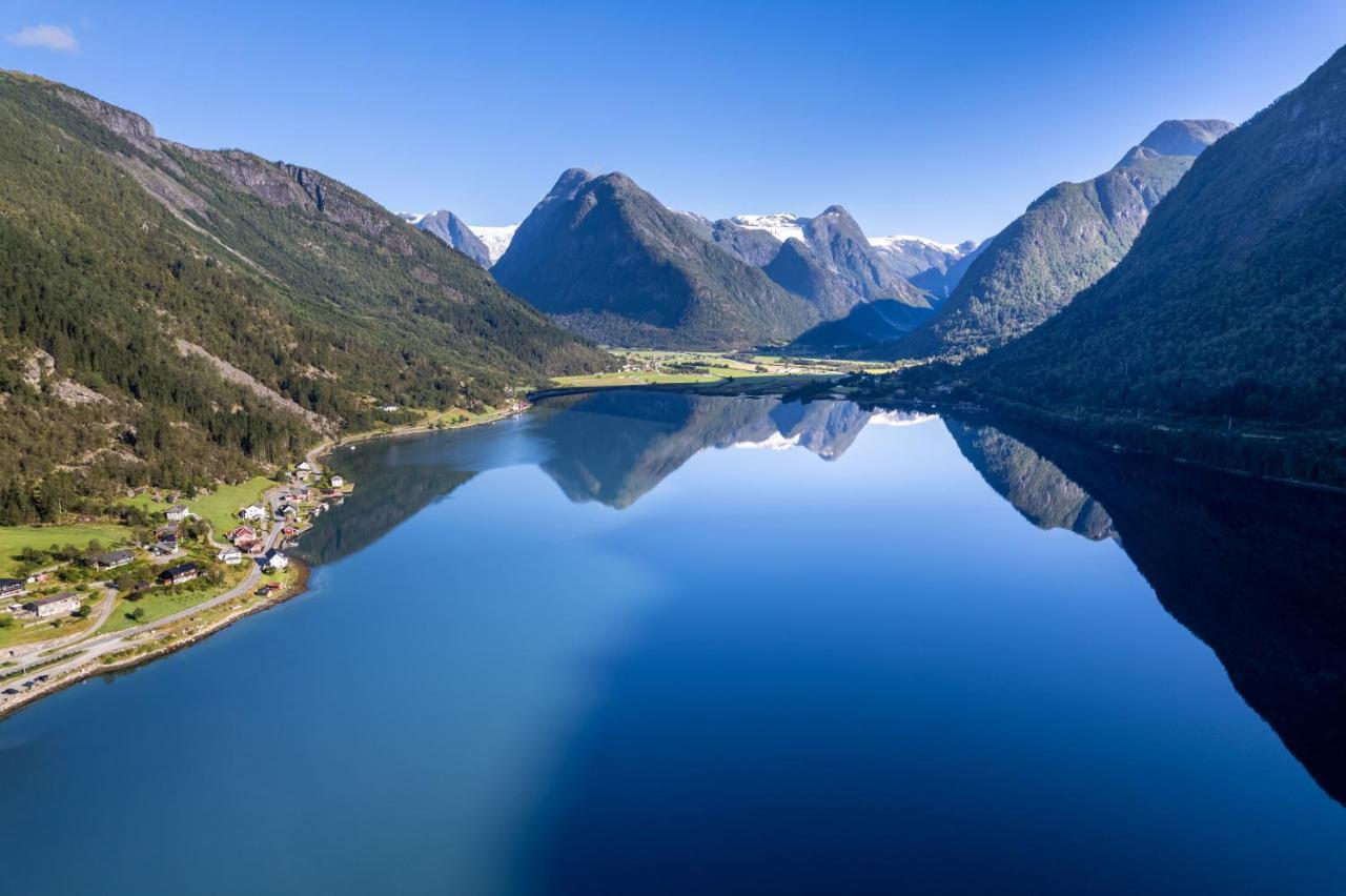 Cabin Alongside The Beautiful Fjaerlandsfjord المظهر الخارجي الصورة