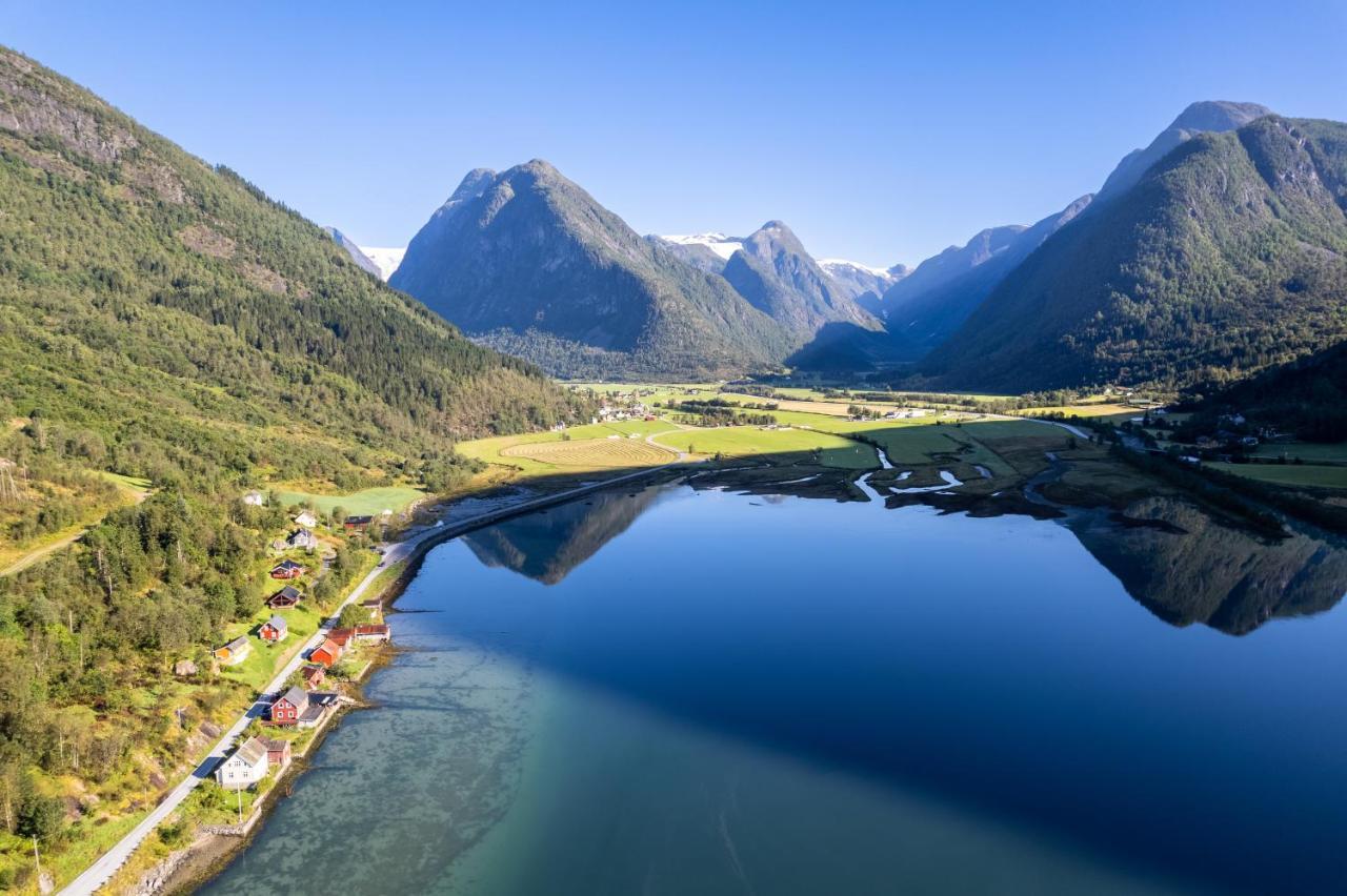 Cabin Alongside The Beautiful Fjaerlandsfjord المظهر الخارجي الصورة