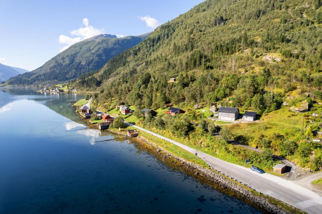 Cabin Alongside The Beautiful Fjaerlandsfjord المظهر الخارجي الصورة