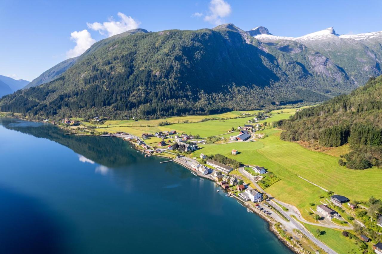 Cabin Alongside The Beautiful Fjaerlandsfjord المظهر الخارجي الصورة