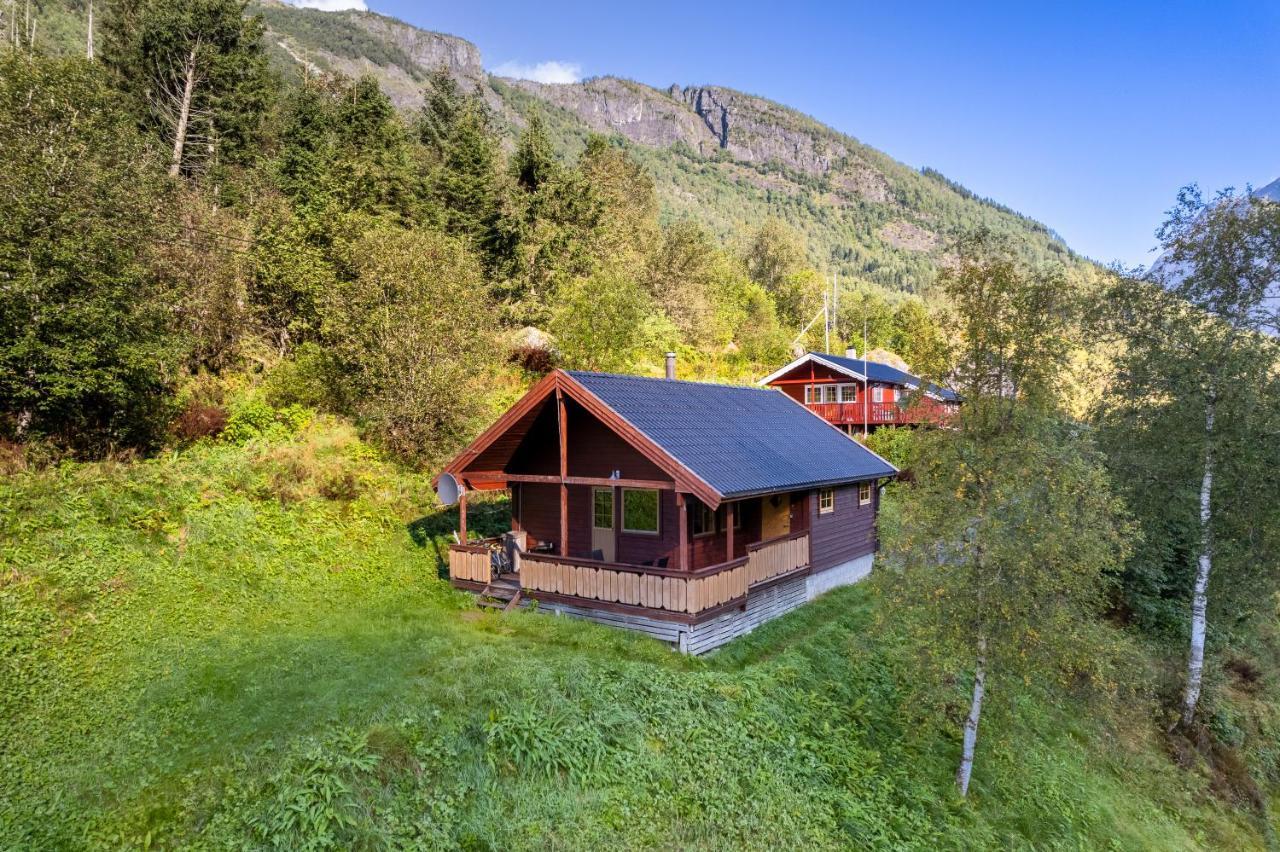 Cabin Alongside The Beautiful Fjaerlandsfjord المظهر الخارجي الصورة