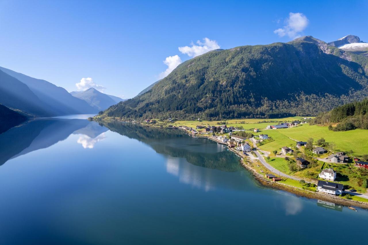 Cabin Alongside The Beautiful Fjaerlandsfjord المظهر الخارجي الصورة