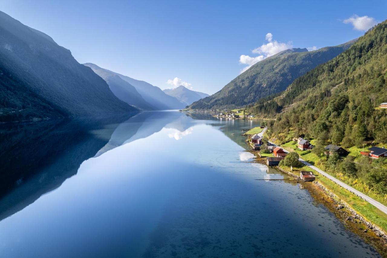 Cabin Alongside The Beautiful Fjaerlandsfjord المظهر الخارجي الصورة