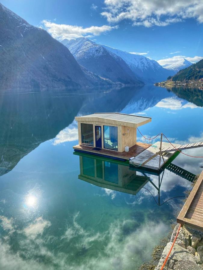 Cabin Alongside The Beautiful Fjaerlandsfjord المظهر الخارجي الصورة