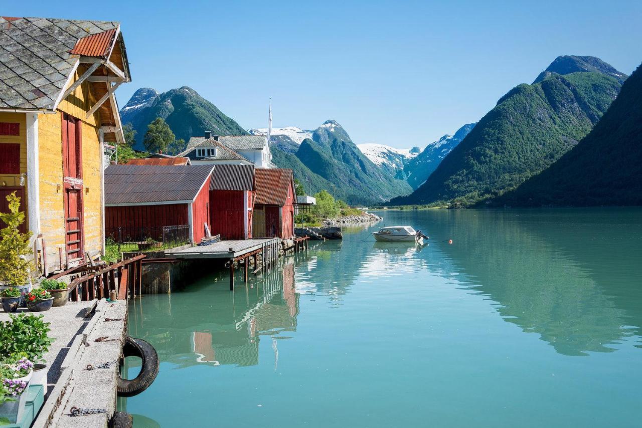 Cabin Alongside The Beautiful Fjaerlandsfjord المظهر الخارجي الصورة