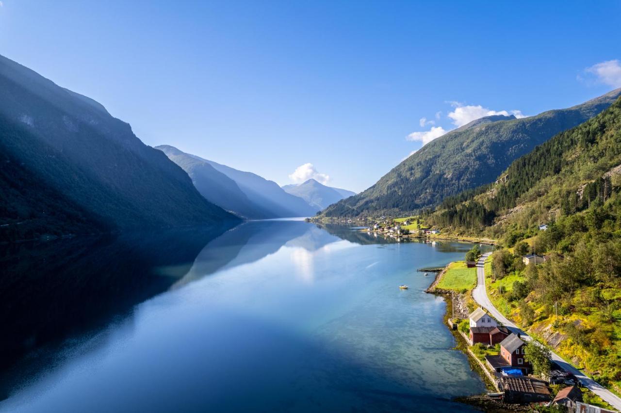 Cabin Alongside The Beautiful Fjaerlandsfjord المظهر الخارجي الصورة