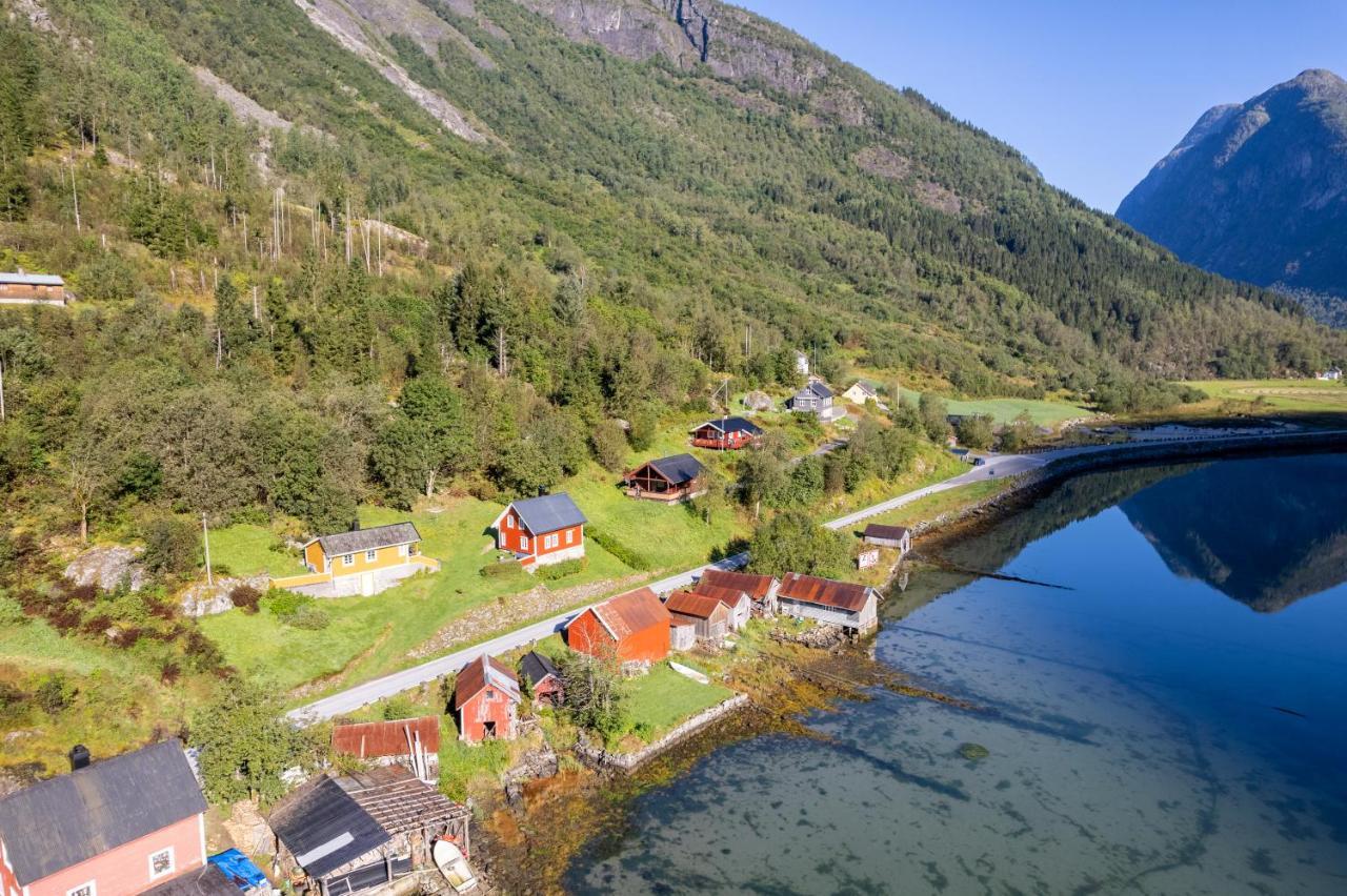 Cabin Alongside The Beautiful Fjaerlandsfjord المظهر الخارجي الصورة